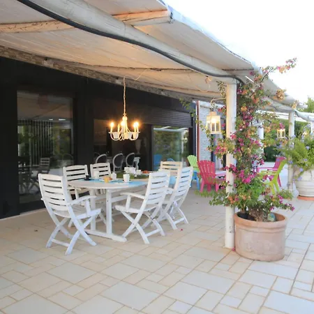 Con Parco E Piscina Villa