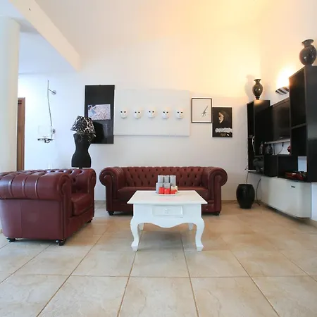 Con Parco E Piscina Villa