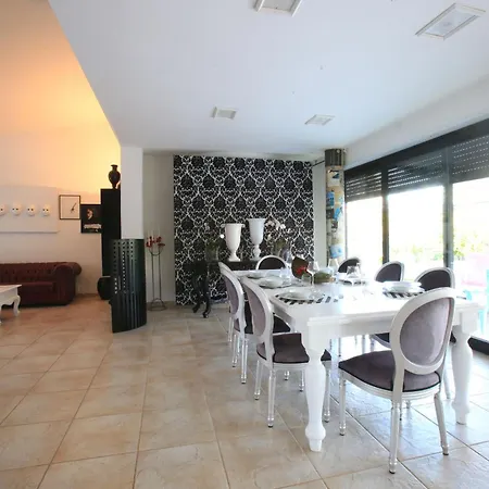 Con Parco E Piscina Villa *