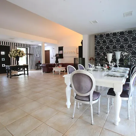 Villa Con Parco E Piscina *