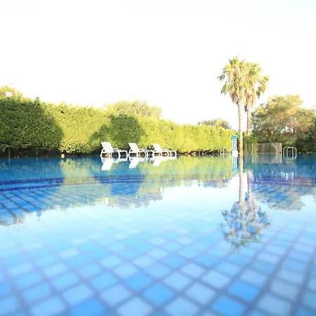 Vila Con Parco E Piscina