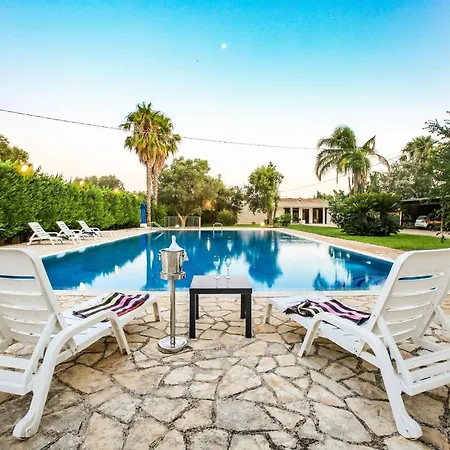 Vila Con Parco E Piscina