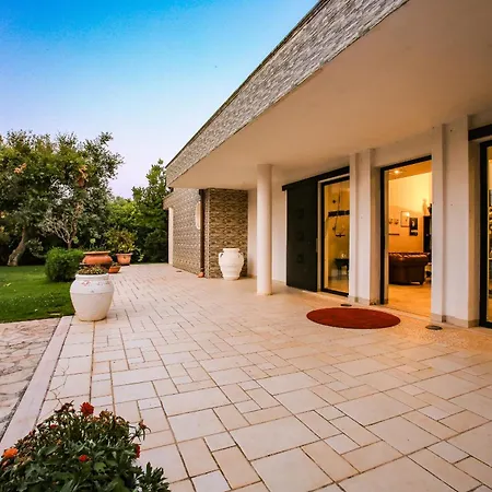 Villa Con Parco E Piscina *