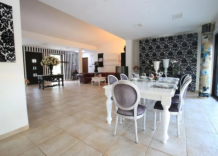 Villa Con Parco E Piscina *